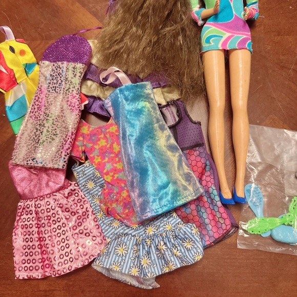 Totally hair Barbie and clothes lot - Picture 4 of 4